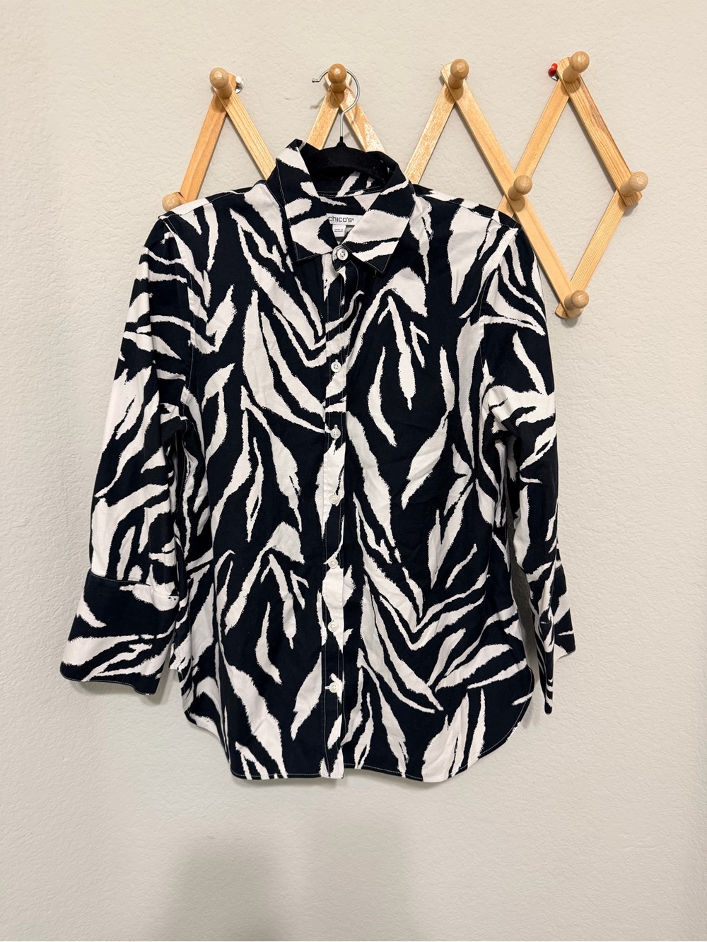 Chico’s Black and White Pattern Button Down Size 1/M